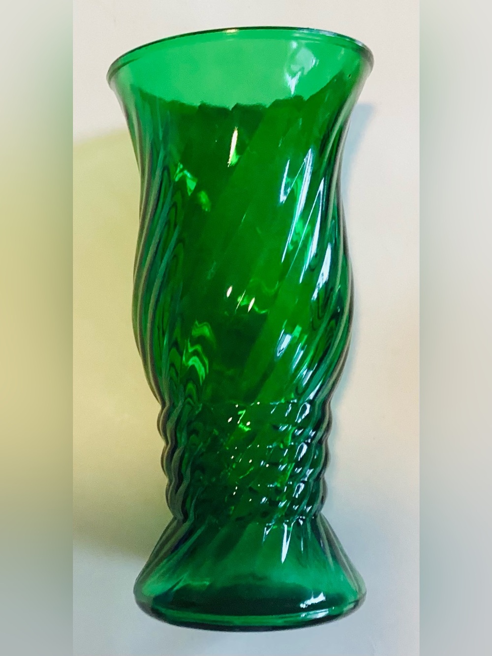 E.O. Brody,Cleaveland,Ohio, VTG Emerald Green Glass Vase 9.5” tall,made in USA